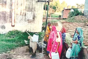 दूषित और फ्लोराइड युक्त पानी ग्रामीणों को दे रहा दर्द