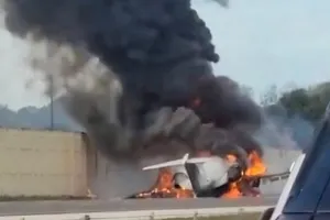 फ्लोरिडा में वाहन से टकराकर छोटा विमान क्रैश