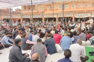 जयपुर व्यापार महासंघ का धरना शुरू, सरकार को बेमियादी हड़ताल की चेतावनी