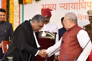 राज्यपाल कलराज मिश्र ने मनिंद्र मोहन श्रीवास्तव को राजस्थान उच्च न्यायालय के मुख्य न्यायाधिपति पद की शपथ दिलाई