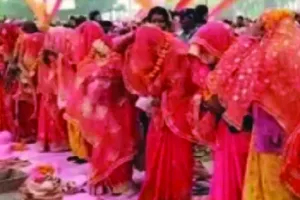 उत्तर प्रदेश में सामूहिक विवाह में धोखाधड़ी, स्वयं को माला पहनाते नजर आई दुल्हनें