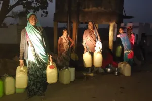 परेशानी: पानी के लिए महिलाओं को करना पड़ रहा रतजगा 