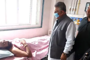 चिकित्सा मंत्री खींवसर पहुंचे एसएमएस अस्पताल, राज्यमंत्री देवासी की कुशलक्षेम पूछी