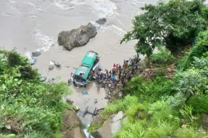 नेपाल में नदी में गिरी यात्रियों से भरी बस, 7 लोगों की मौत