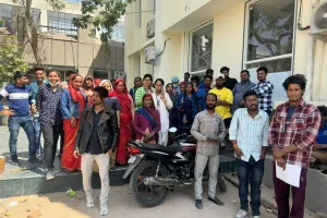 जयपुरिया हॉस्पिटल में वेतन नहीं मिलने से नाराज कॉन्ट्रेक्ट कर्मचारियों ने काम बंद कर किया प्रदर्शन