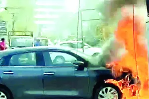 कचरे में आग लगने से कार जली