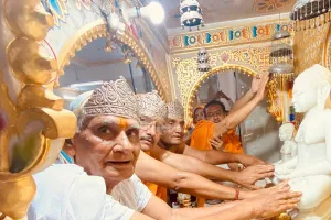 महावीर जयंती पर निकाली शोभा यात्रा, घरों पर फहराया पचरंगा जैन ध्वज