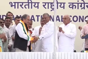 भाजपा के पूर्व सांसद चौधरी बीरेंद्र सिंह, पत्नी प्रेमलता सिंह कांग्रेस में शामिल हुए