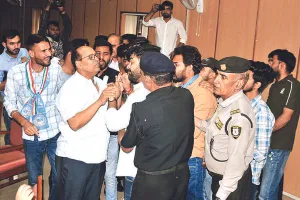 आरयू में एनएसयूआई ने किया विरोध-प्रदर्शन, छात्रों ने प्रशासन के खिलाफ लगाए नारे 