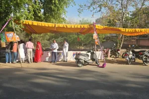 भाजपा के बूथ पर प्रत्याशी के बैनर तक नहीं, मोदी के नाम पर मांग रहे वोट 