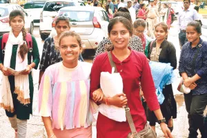 उच्च शिक्षा से वंचित हो रही हैं गांवों की बेटियां