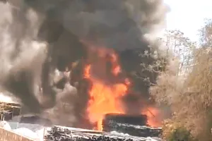 चौमू स्थित प्लास्टिक पाइप की फैक्ट्री गोदाम लगी आग