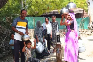 जलोदा गांव के 700 परिवार 15 दिन से पानी को तरस रहे
