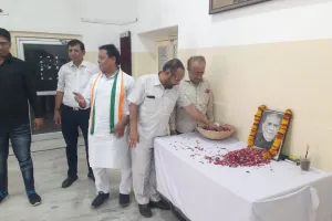 कांग्रेसजनों ने रामकिशोर व्यास को पुष्पांजलि अर्पित की