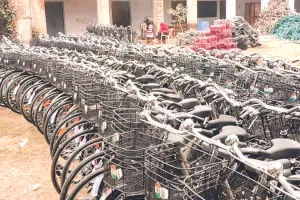 बेटियों को वितरण की नि:शुल्क साइकिलों की सुरक्षा खतरे में