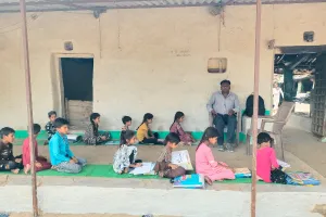 शिक्षा का मंदिर खंडहर में तब्दील: सात सालों से टीन शेड के नीचे पढ़ाई कर रहे विद्यार्थी 