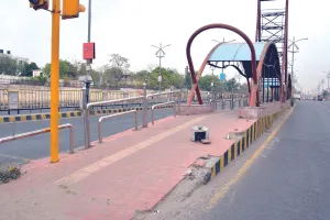 BRTS Corridor बना सिरदर्द, चार साल से प्रशासन नहीं हटा पाया