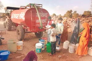 असर खबर का - टैंकरों से पानी की सप्लाई शुरू, अब मिलेगी कुछ राहत 