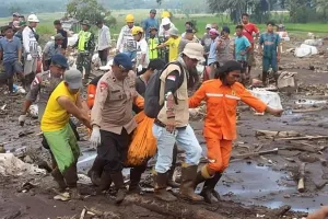 इंडोनेशिया में लावा बाढ़ के कारण 52 लोगों की मौत, लापता लोगों की तलाश शुरू 