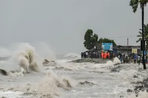 चक्रवाती तूफान रेमल ने बंगाल में चुनावी लय बिगाड़ी