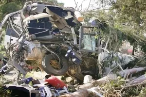 पेरू में बस के खाई में गिरने से 13 लोगों की मौत, अन्य घायल