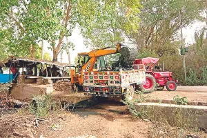 असर खबर का - मुख्य मार्ग के नाले की सफाई शुरू