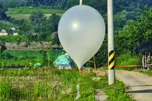 दक्षिण कोरिया में सिग्नल जाम के कारण गिरे कचरा ढोने वाले 600 से अधिक गुब्बारे