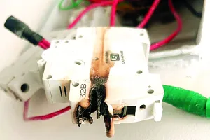 आवासन मंडल ने तोड़ी बिजली की लाइन, लोगों के जले उपकरण