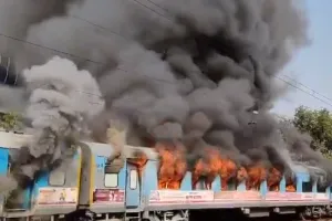 ताज एक्सप्रेस में आग लगने से तीन कोच क्षतिग्रस्त, कोई हताहत नहीं