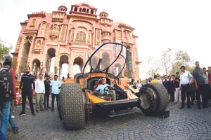 जयपुर में 6 हजार किलो वजनी दैत्याकार बुज्जी की सवारी