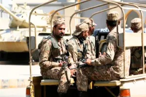 पाकिस्तान में सेना छावनी पर आत्मघाती हमला, 8 जवान घायल