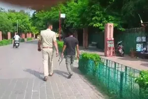 हथकड़ी लगे कैदी को लेकर पुलिस करने पहुंची ताजमहल का दीदार 