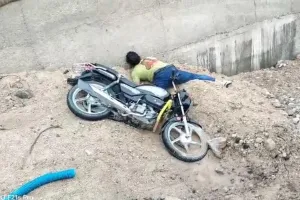 बाइक सवार युवक निर्माणाधीन पुल से गिरा, हुई मौत 