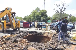 सीवर लाइन डैमेज, टला बड़ा हादसा, मौके पर हुआ दस फीट गहरा गड्ढ़ा