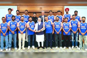 प्रधानमंत्री आवास पर पीएम मोदी से मिली टीम इंडिया, मुलाकात के बाद मुंबई निकली टीम