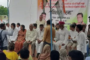 बिजली, पानी और कानून व्यवस्था मुद्दे पर जयपुर कांग्रेस ने दिया धरना