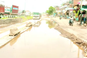 बारिश के चलते सड़कें हुई खस्ताहाल, आमजन परेशान