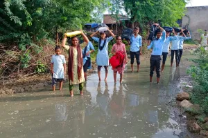 ये शिक्षा की डगर...पढ़ाई से पहले कीचड़ से सामना