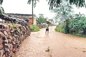 स्वीकृत सड़क नहीं बनने से ग्रामीणों की डगर हुई मुश्किल