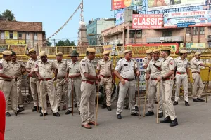 सड़क पर रोका रास्ता, पुलिस घुमटी पर चढ़ कर लगाया झंडा