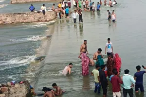एशिया के सबसे बड़े कच्चे मोरेल बांध पर 10 इंच की चादर जारी, सैलानियों की बांध पर उमड रही भीड़