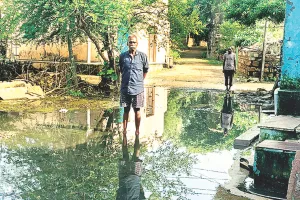 आम रास्ते पर पानी व कीचड़ भरा होने से वार्डवासी परेशान 