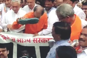 उद्धव ठाकरे ने शिंदे की फोटो पर मारी चप्पल 