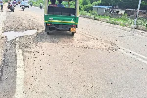 बरसात ने तोड़ी जिले में 10 करोड़ की सड़कें