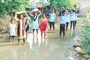 सड़क खस्ताहाल, आवाजाही हुई मुश्किल  