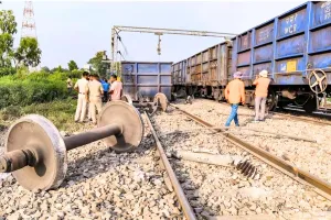 बंगाल में पटरी से उतरे मालगाड़ी के 6 डिब्बे, सेवाएं बाधित