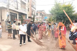 अक्षरधाम मंदिर पर स्वच्छता श्रमदान, महापौर ने लगाई झाडू