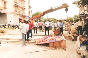 अस्थायी अतिक्रमणों पर निगम ने की कार्रवाई, वसूला जुर्माना