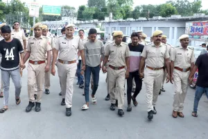 पुलिस ने गिरफ्तार बदमाशों का बाज़ार में निकाला पैदल जुलूस