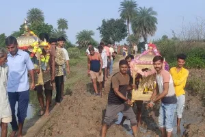 कीचड़ भरी डगर, ग्रामीणों का मुश्किल हो रहा सफर